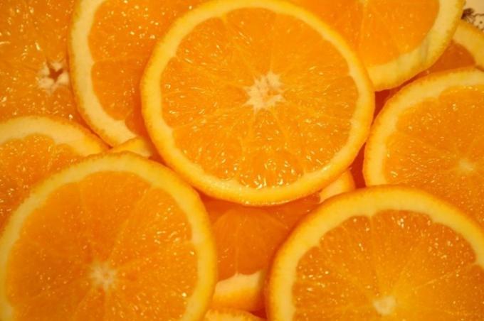 A cozinha laranja certamente trará um clima alegre ao ambiente.