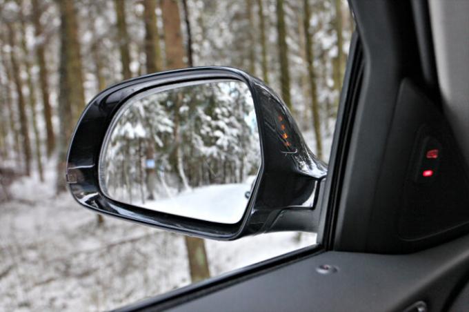 Vale a pena lembrar a importância de espelhos. / Foto: autonews.ru. 