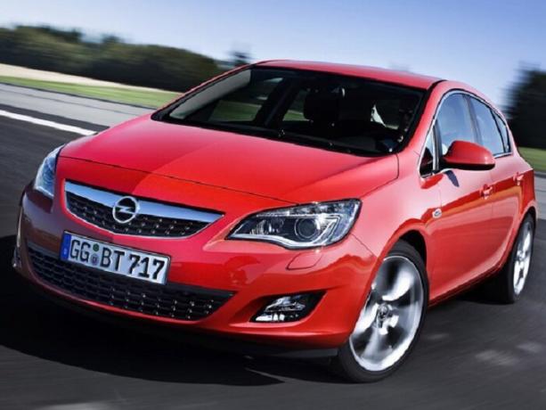 Opel Astra - o modelo mais popular da montadora alemã. | Foto: caradisiac.com.