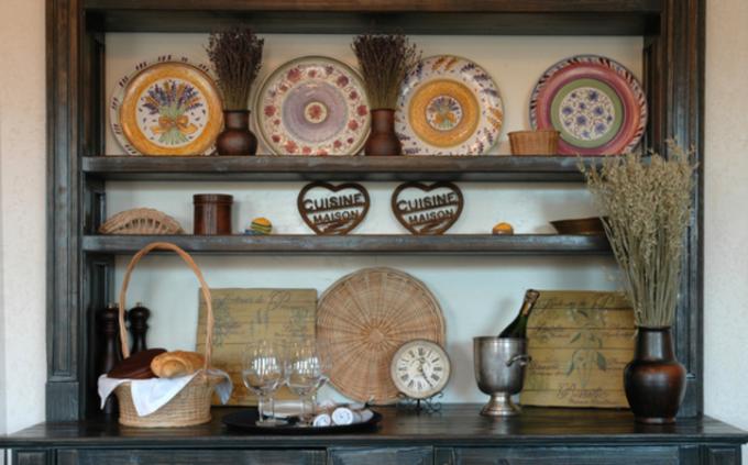 Placas decorativas de cerâmica (também pintadas à mão) se tornarão um acessório estiloso para sua cozinha