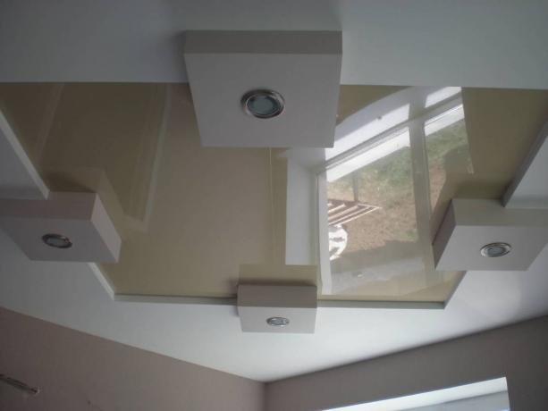 Filme extensível no centro e plafonds de caixa para lâmpadas plafond
